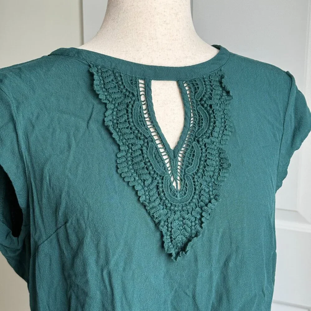 Daniel Rainn Emerald Green Top with Crochet Neckline Large - Picture 3 of 9